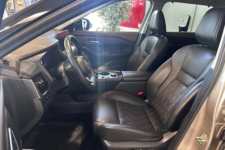 Grå Nissan X-Trail fra 2023