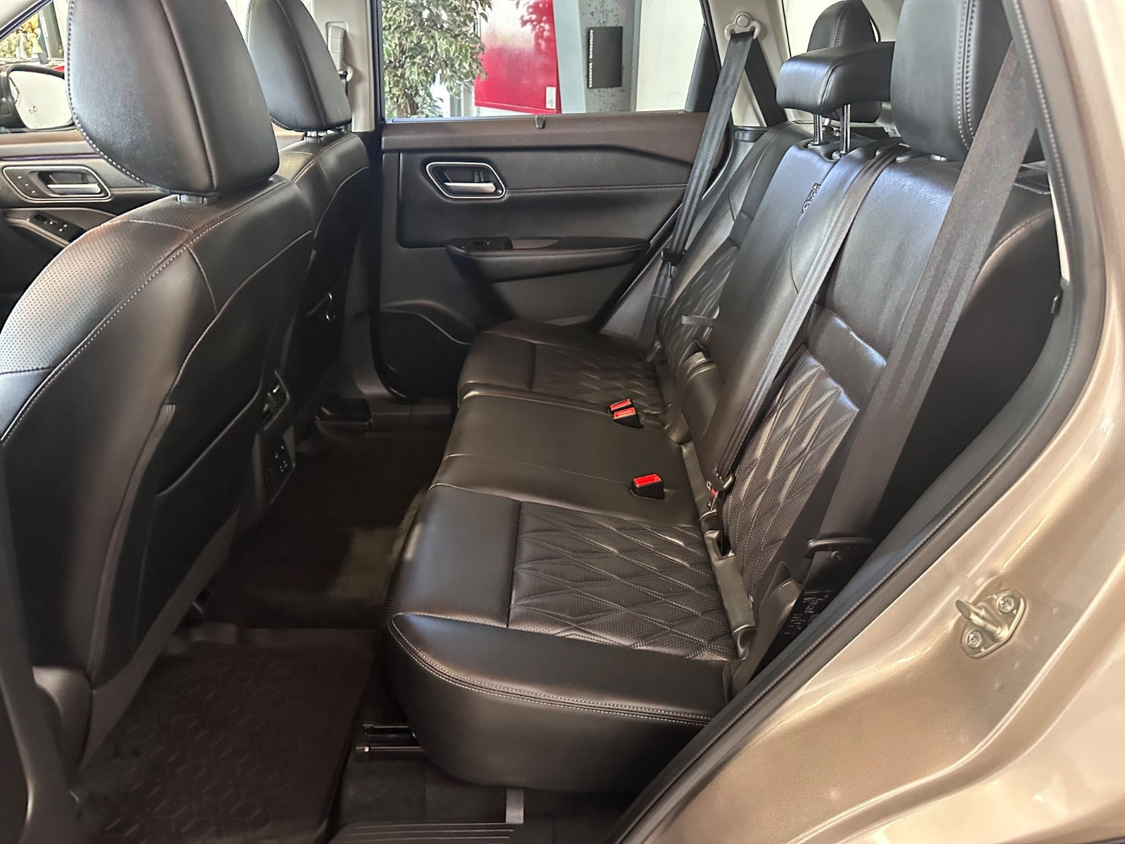 Grå Nissan X-Trail fra 2023