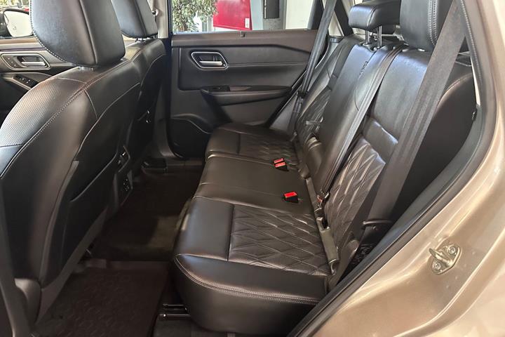 Grå Nissan X-Trail fra 2023