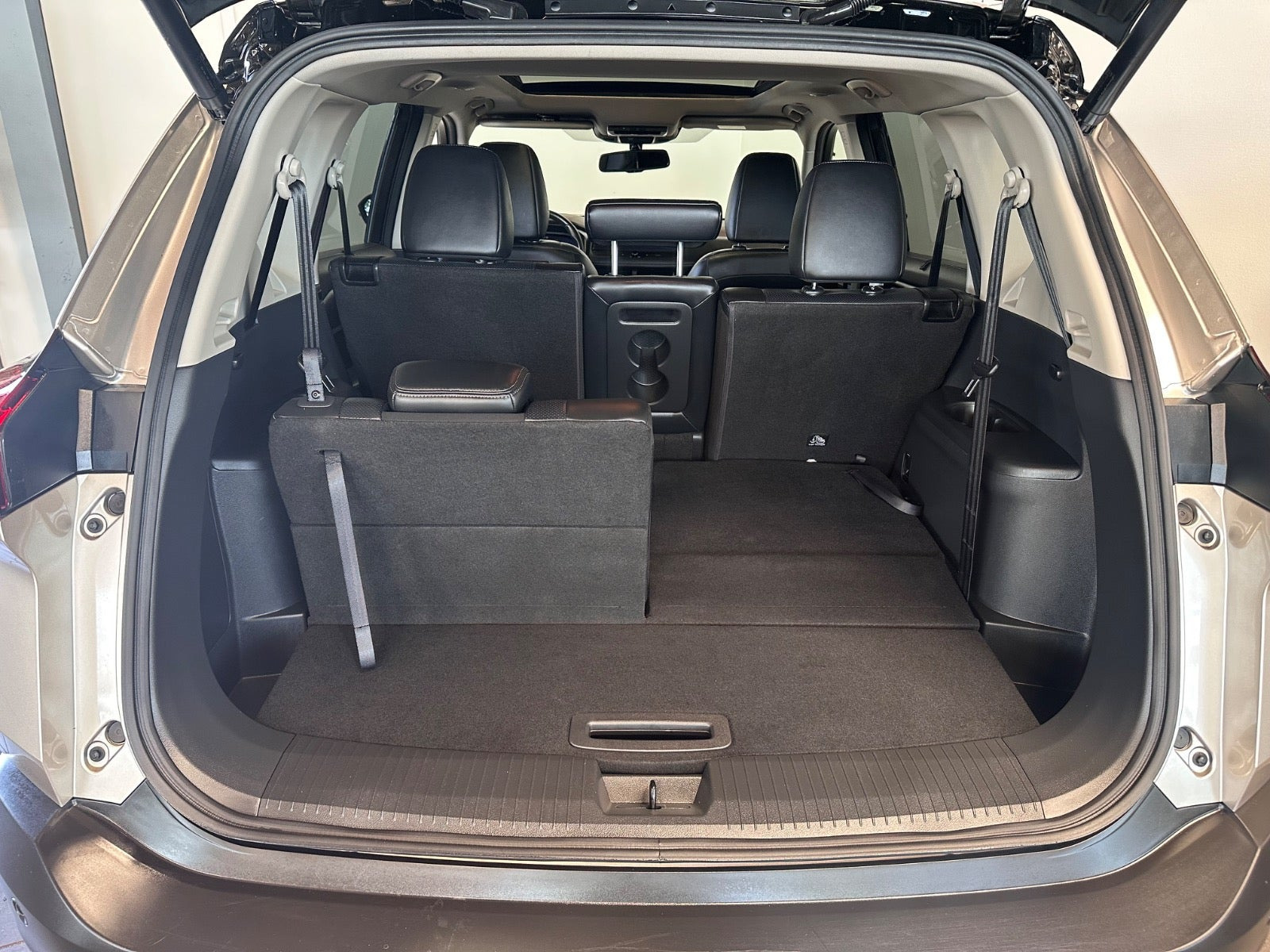 Grå Nissan X-Trail fra 2023