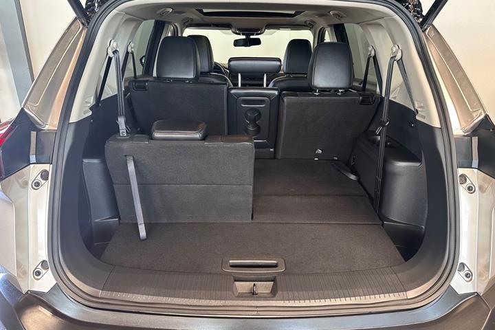 Grå Nissan X-Trail fra 2023
