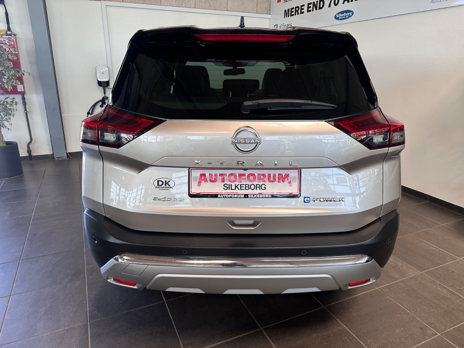 Grå Nissan X-Trail fra 2023