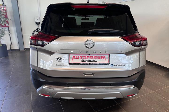 Grå Nissan X-Trail fra 2023