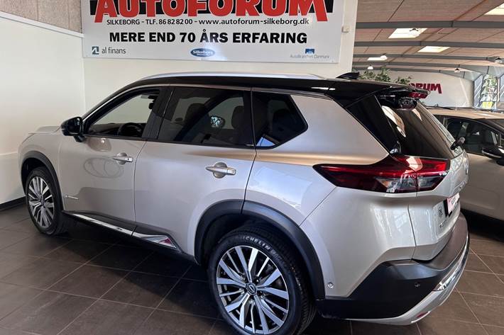 Grå Nissan X-Trail fra 2023