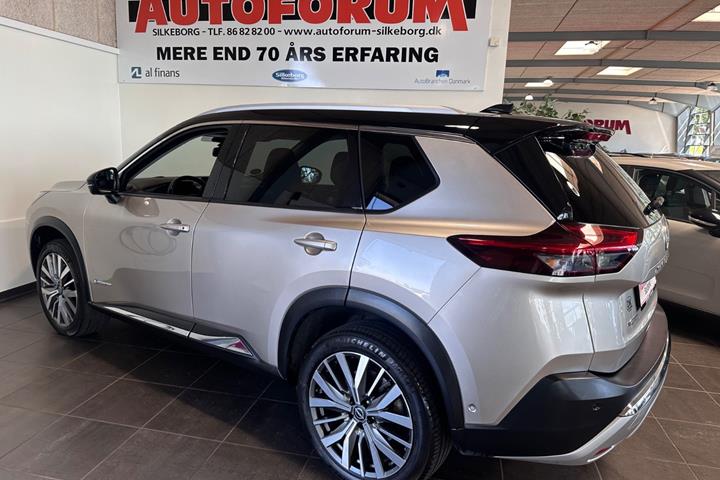 Grå Nissan X-Trail fra 2023