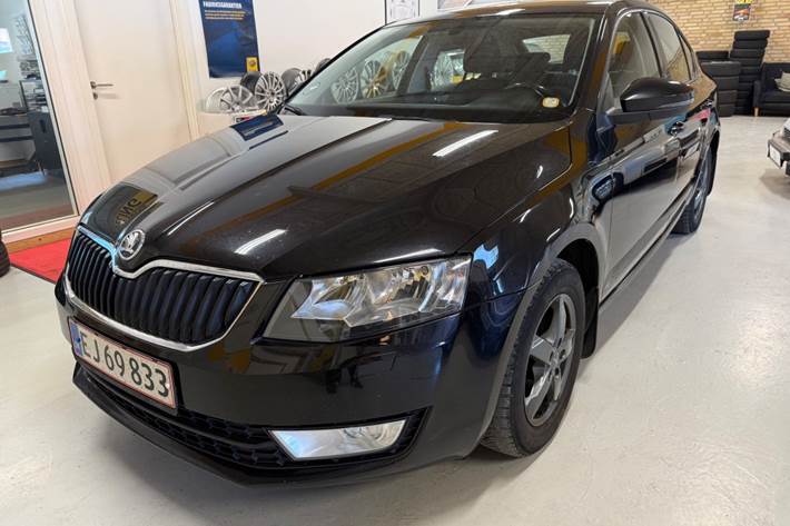 Sort Skoda Octavia fra 2014 set udefra