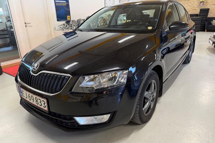 Sort Skoda Octavia fra 2014 set udefra
