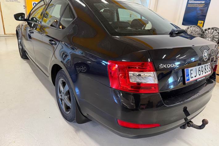 Sort Skoda Octavia fra 2014