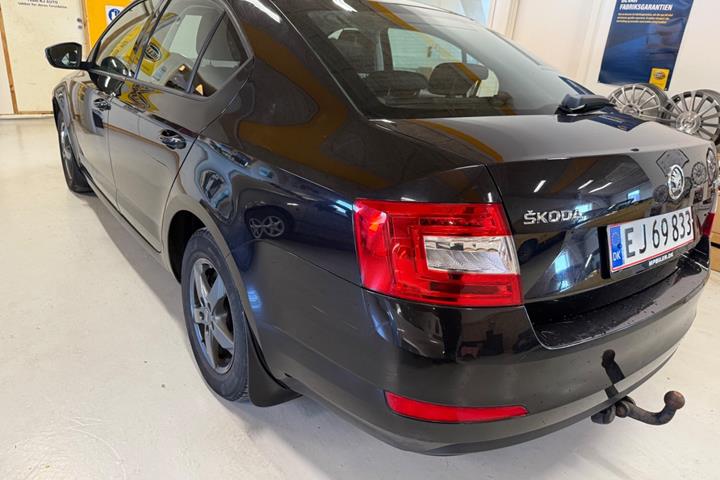 Sort Skoda Octavia fra 2014