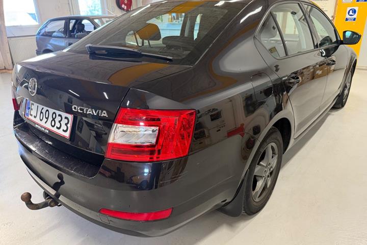 Sort Skoda Octavia fra 2014