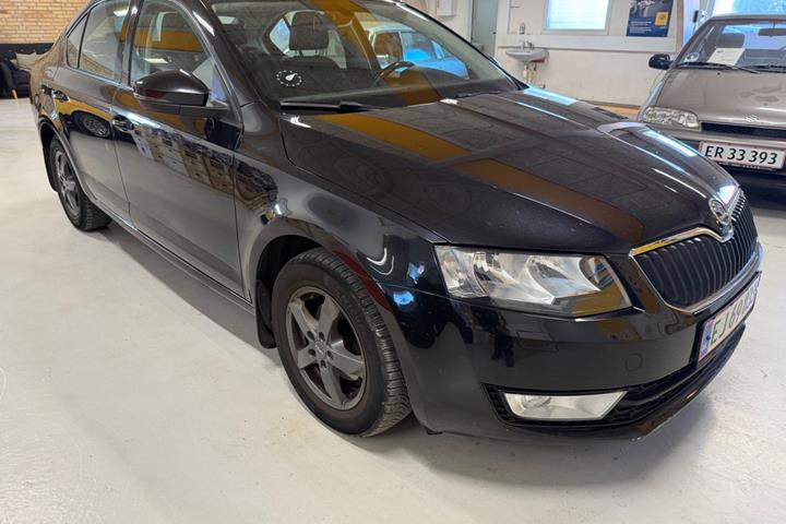 Sort Skoda Octavia fra 2014