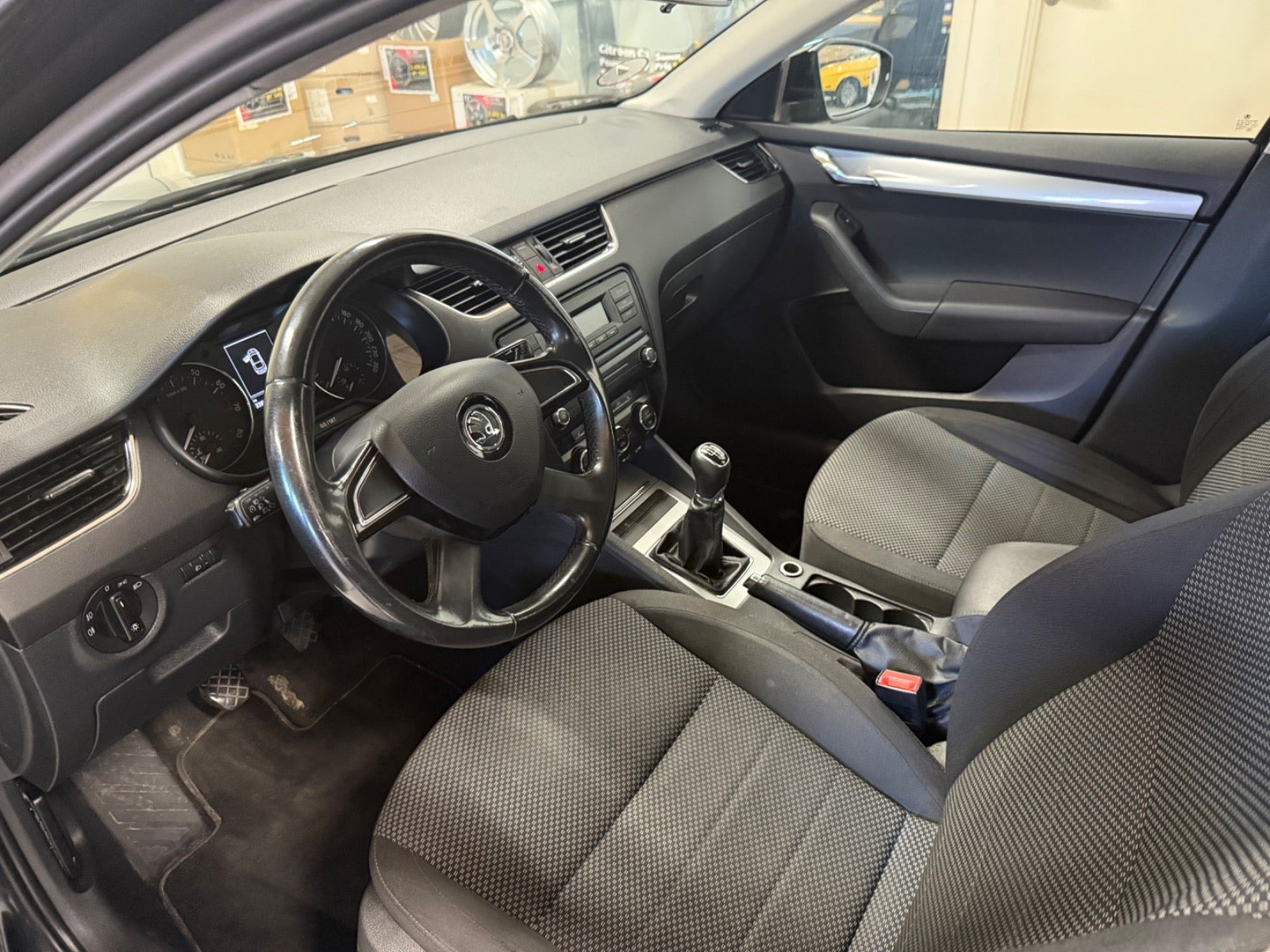 Sort Skoda Octavia fra 2014
