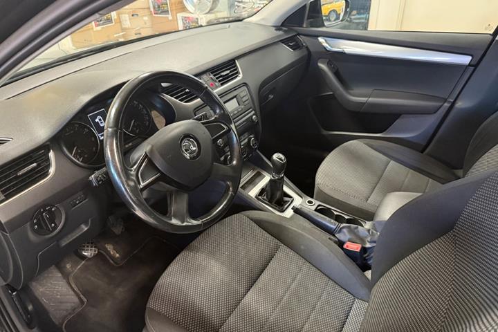 Sort Skoda Octavia fra 2014