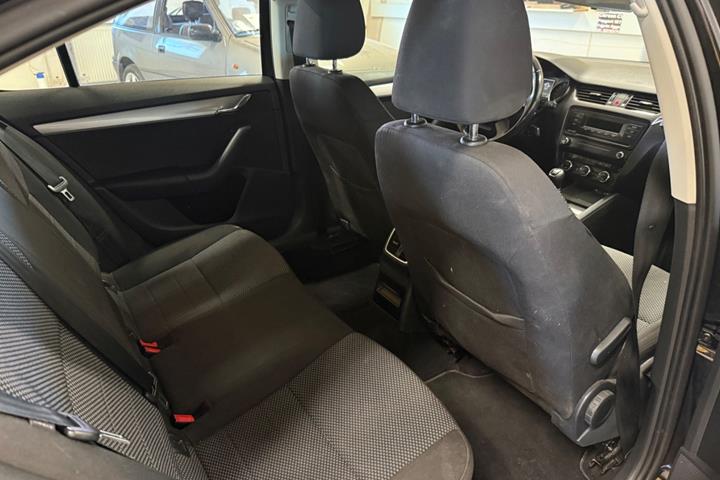 Sort Skoda Octavia fra 2014