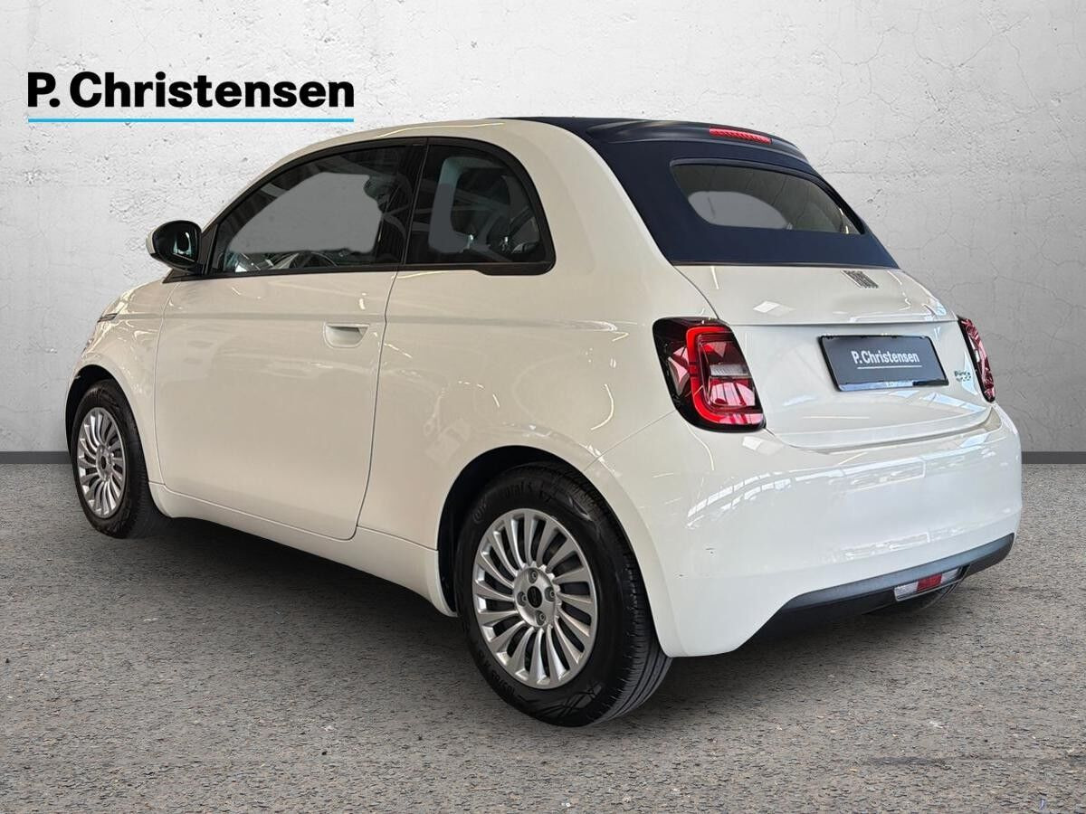 Hvid Fiat 500e fra 2023