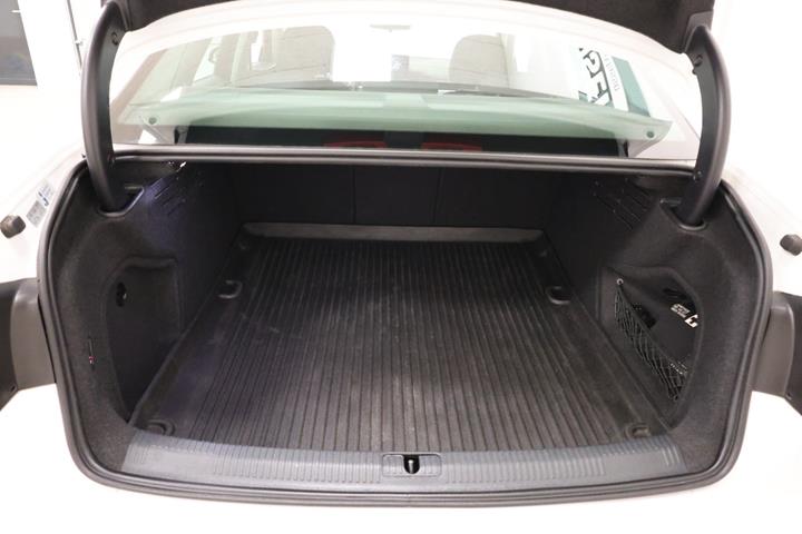 Hvid Audi A4 fra 2018