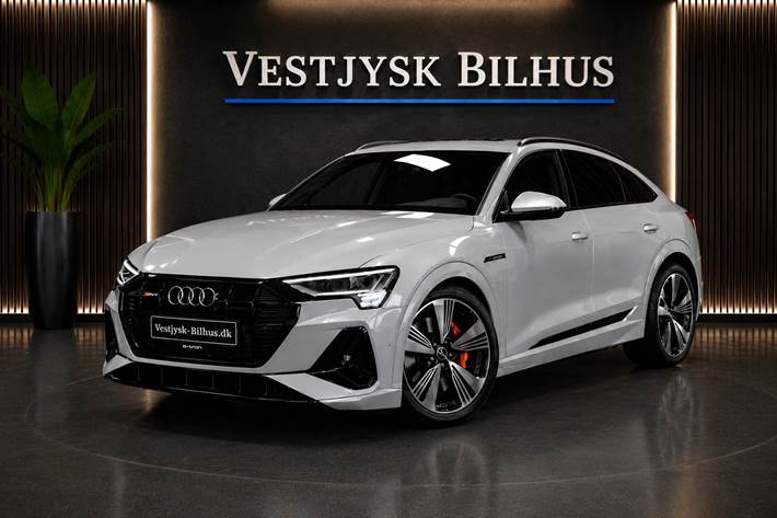 Sort Audi e-tron fra 2021 set udefra