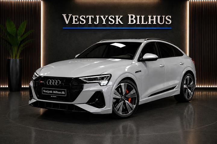 Sort Audi e-tron fra 2021 set udefra