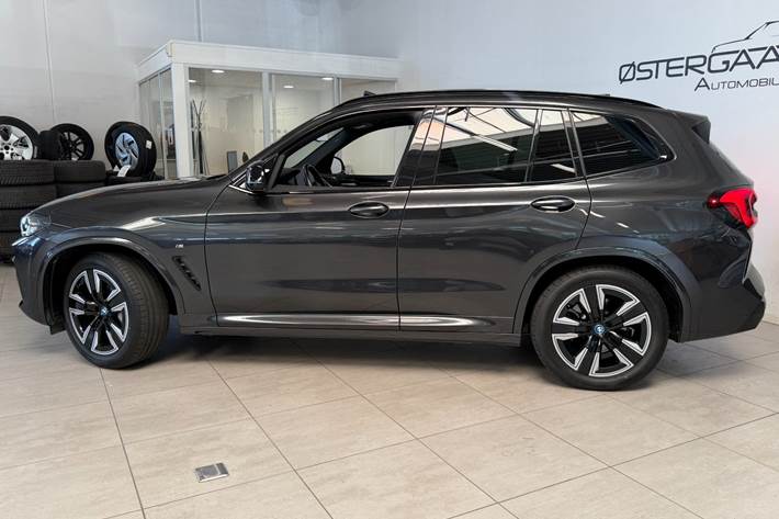 Grå BMW iX3 fra 2024