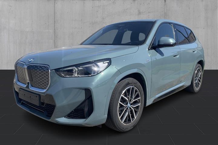 Grøn BMW iX1 fra 2023 set udefra