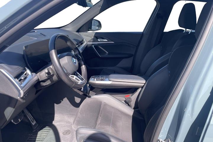 Grøn BMW iX1 fra 2023