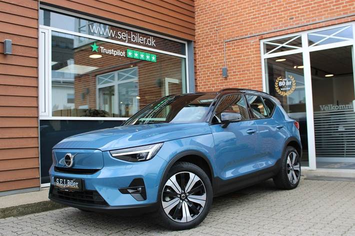 Blå Volvo XC40 fra 2024