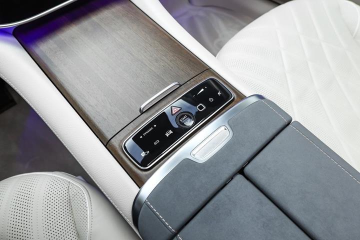 Sort Mercedes EQS450 fra 2024