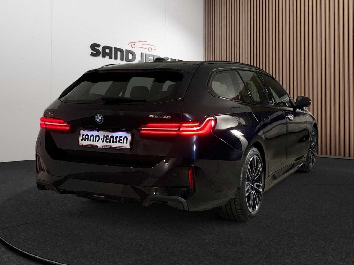 Sort BMW i5 fra 2025