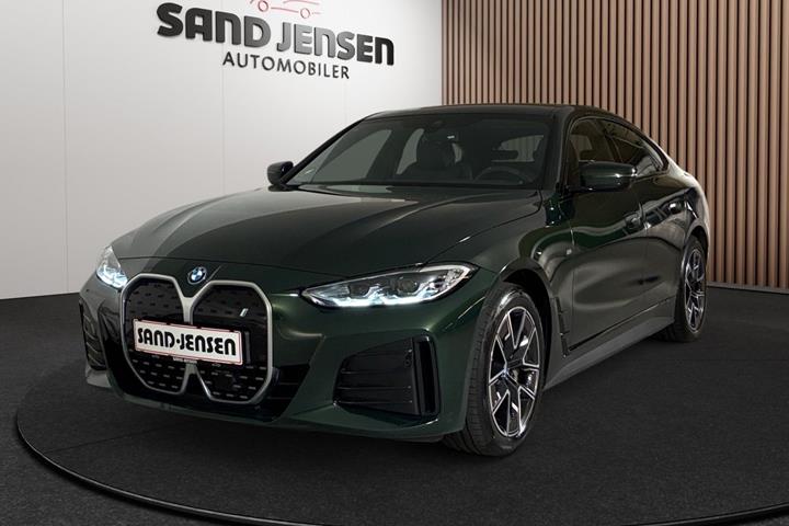 Grøn BMW i4 fra 2024 set udefra