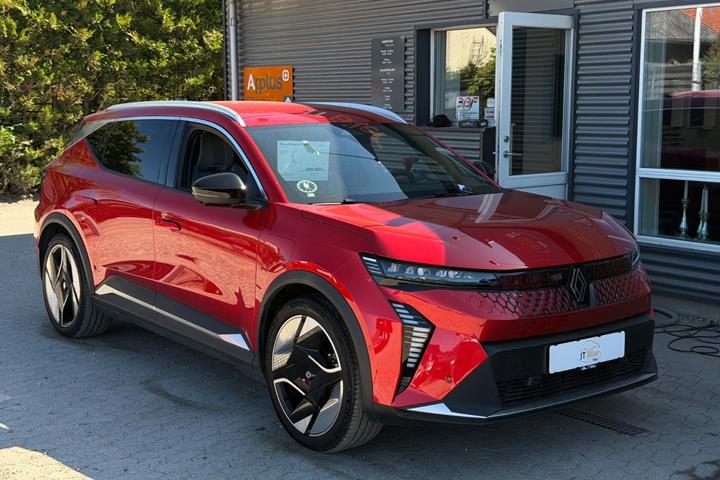 Rød Renault Scenic E-Tech fra 2024 set udefra