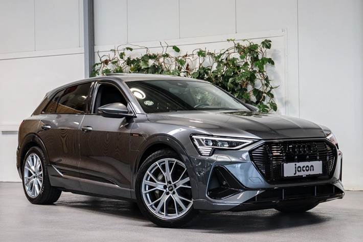 Grå Audi e-tron fra 2022