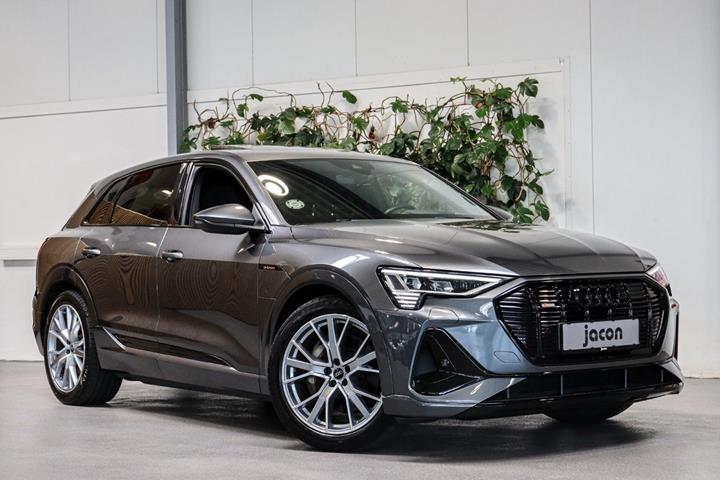 Grå Audi e-tron fra 2022