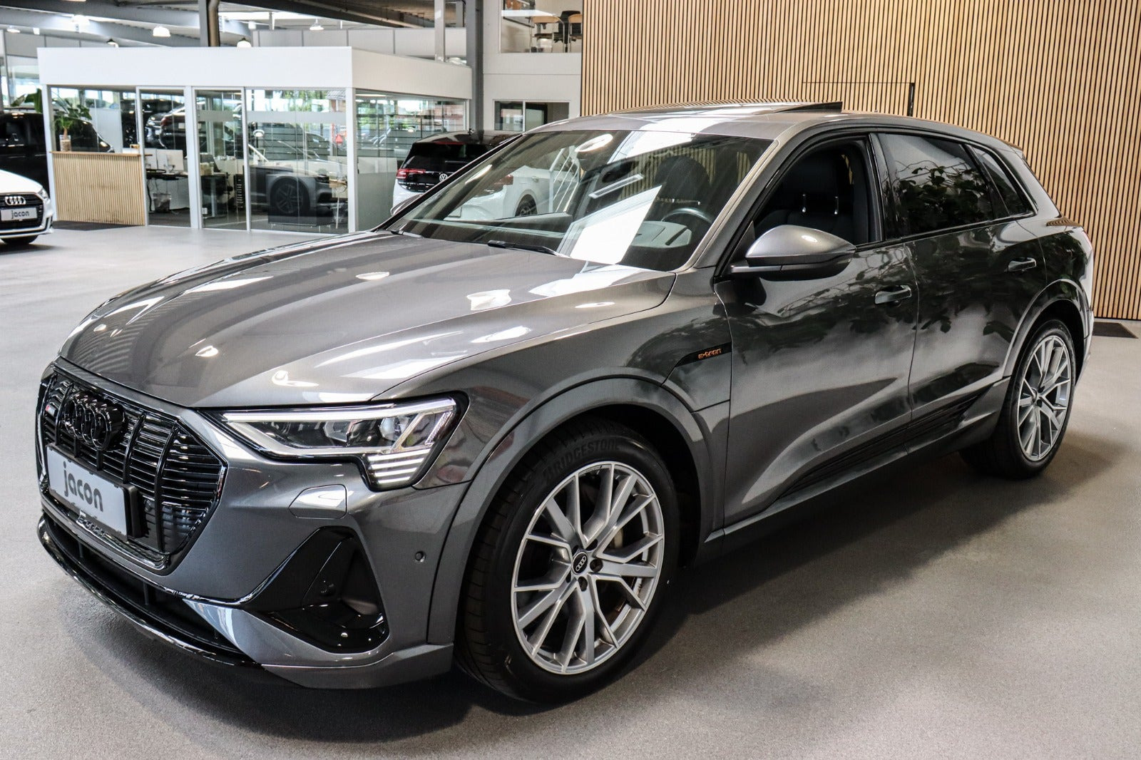 Grå Audi e-tron fra 2022
