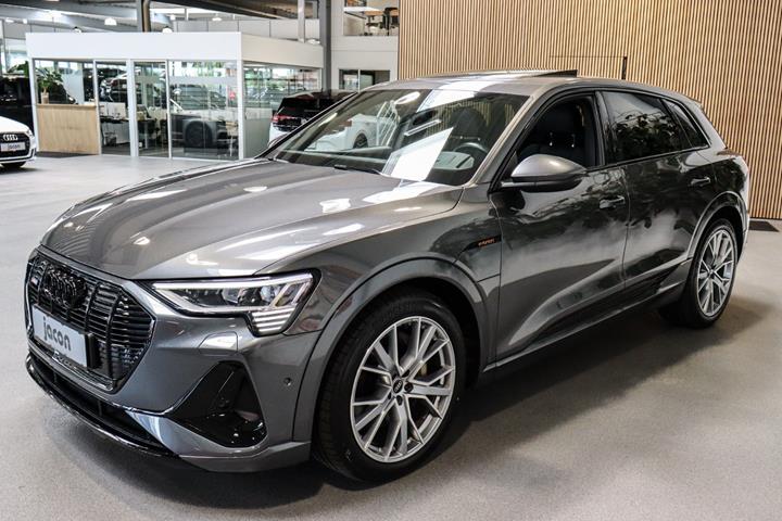 Grå Audi e-tron fra 2022