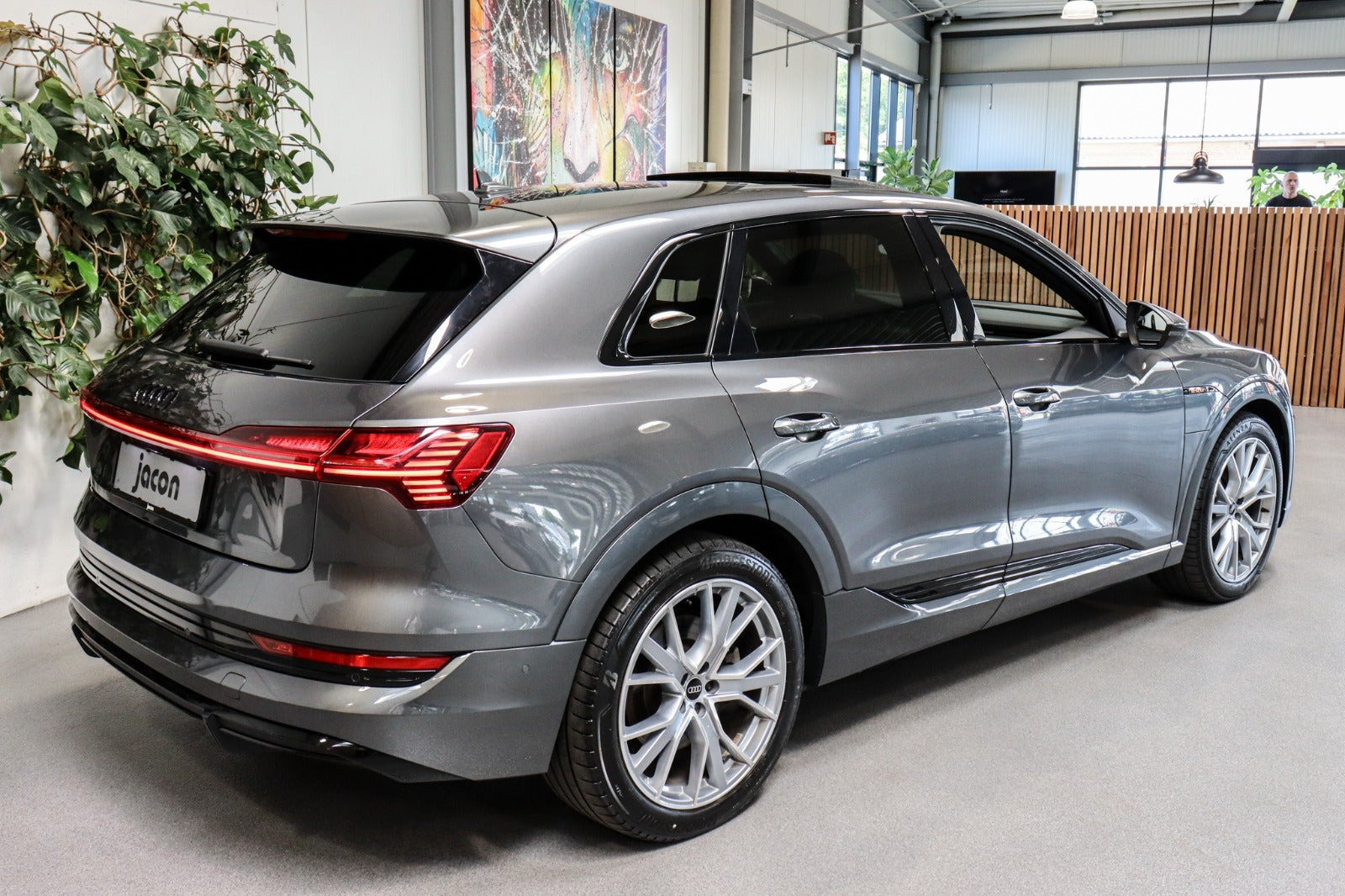 Grå Audi e-tron fra 2022
