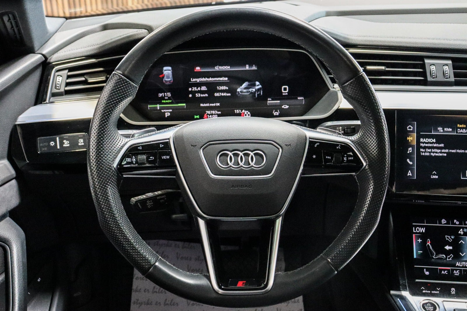 Grå Audi e-tron fra 2022