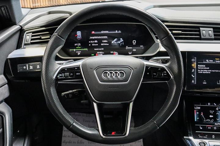 Grå Audi e-tron fra 2022