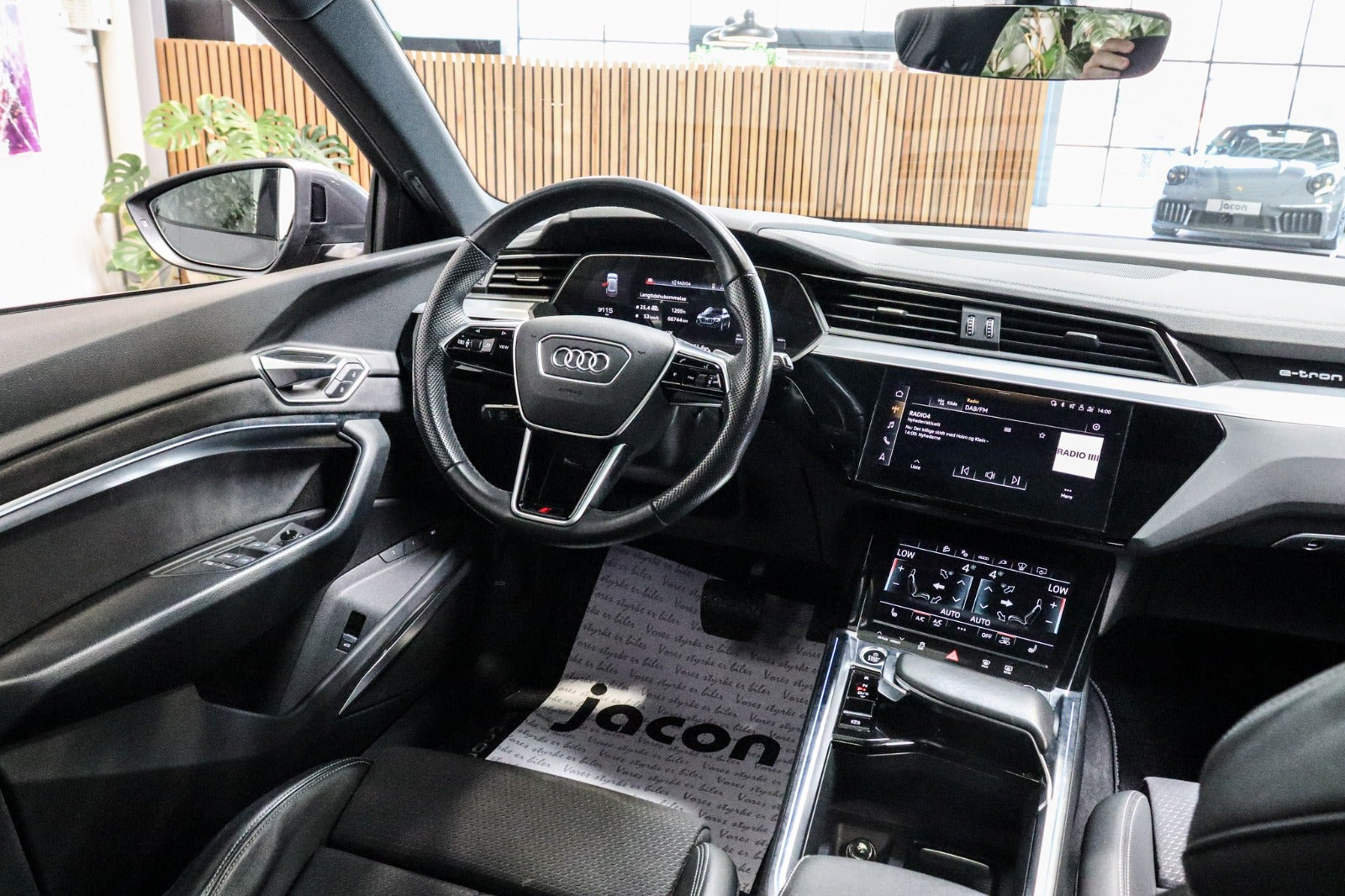 Grå Audi e-tron fra 2022