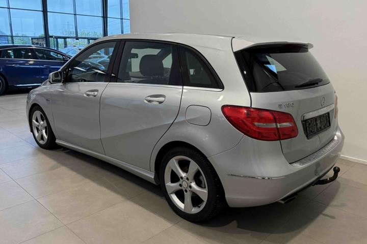 Sort Mercedes B180 fra 2012