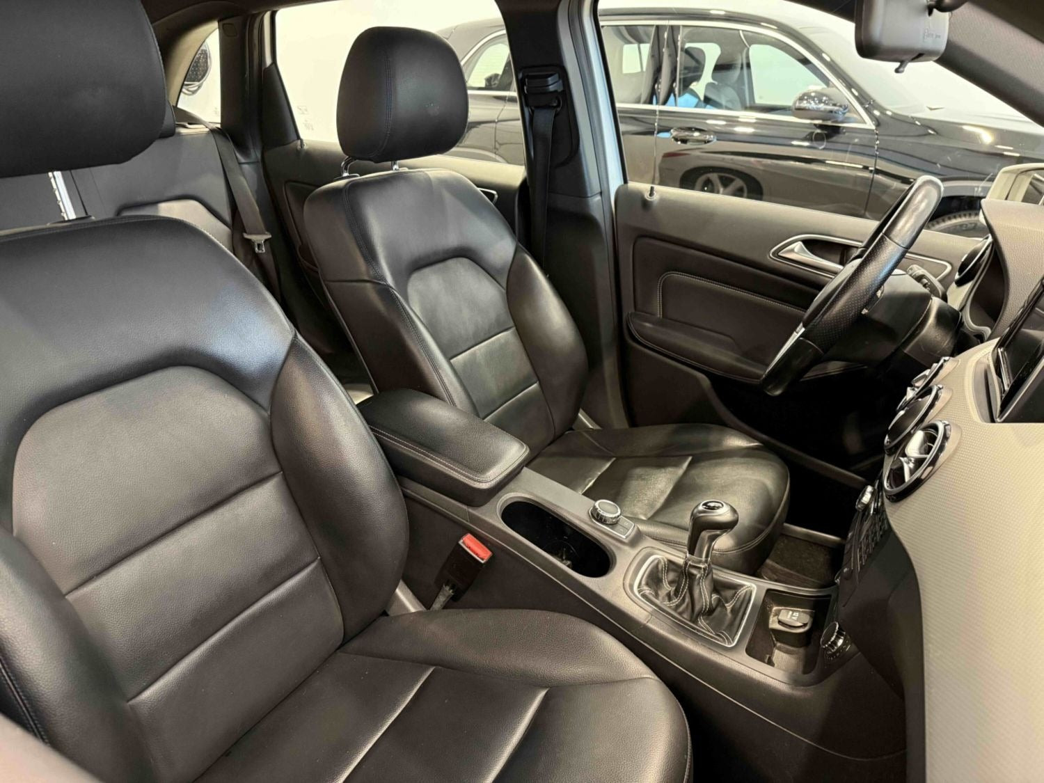 Sort Mercedes B180 fra 2012