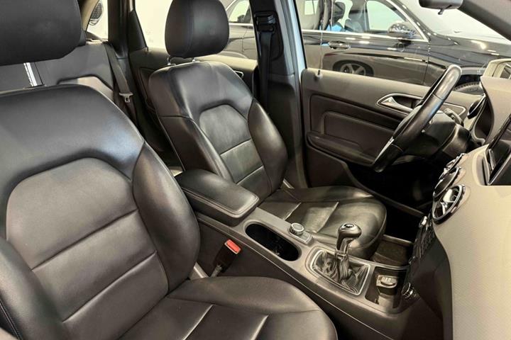 Sort Mercedes B180 fra 2012