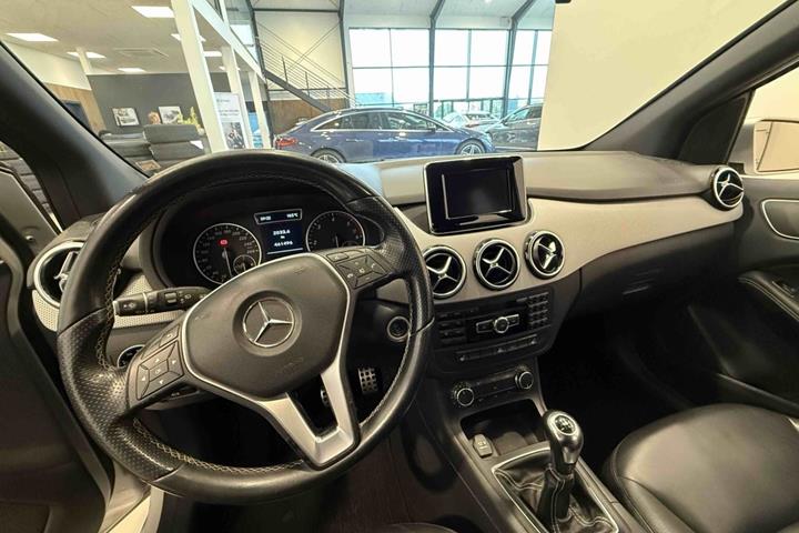 Sort Mercedes B180 fra 2012