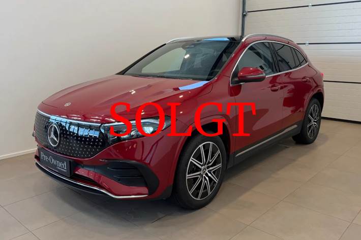 Rød Mercedes EQA300 fra 2025 set udefra