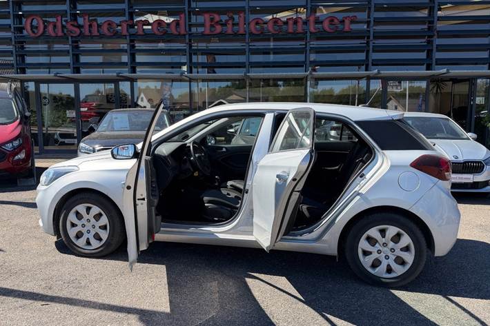 Sølv Hyundai i20 fra 2020