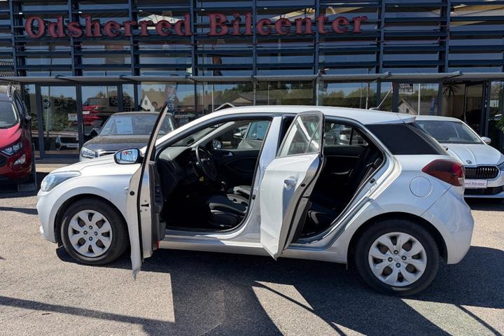 Sølv Hyundai i20 fra 2020