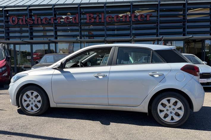 Sølv Hyundai i20 fra 2020