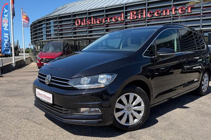 Sort VW Touran fra 2017 set udefra