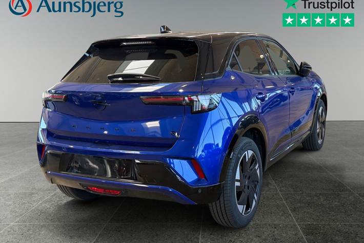 Blå Opel Mokka-e fra 2025