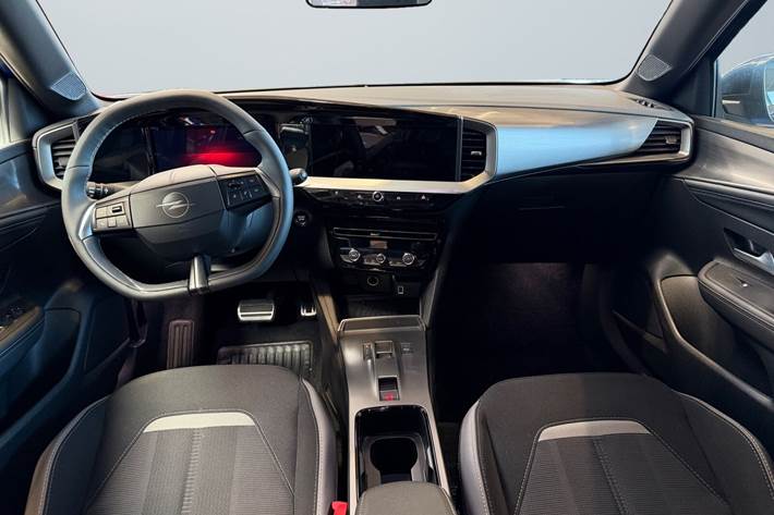 Blå Opel Mokka-e fra 2025