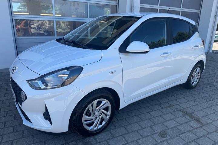 Hvid Hyundai i10 fra 2022 set udefra